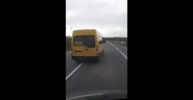 VIDEO REVOLTĂTOR // Microbuz școlar, filmat cum iese cu o viteză excesivă pe contrasens